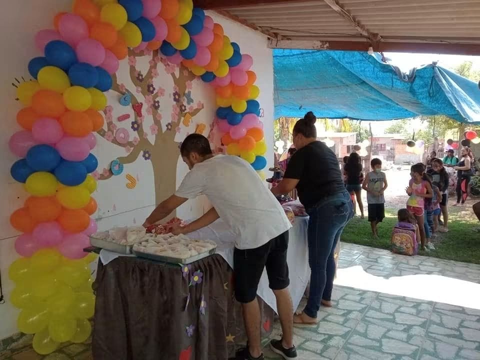 Crianças com kits da Páscoa Solidária